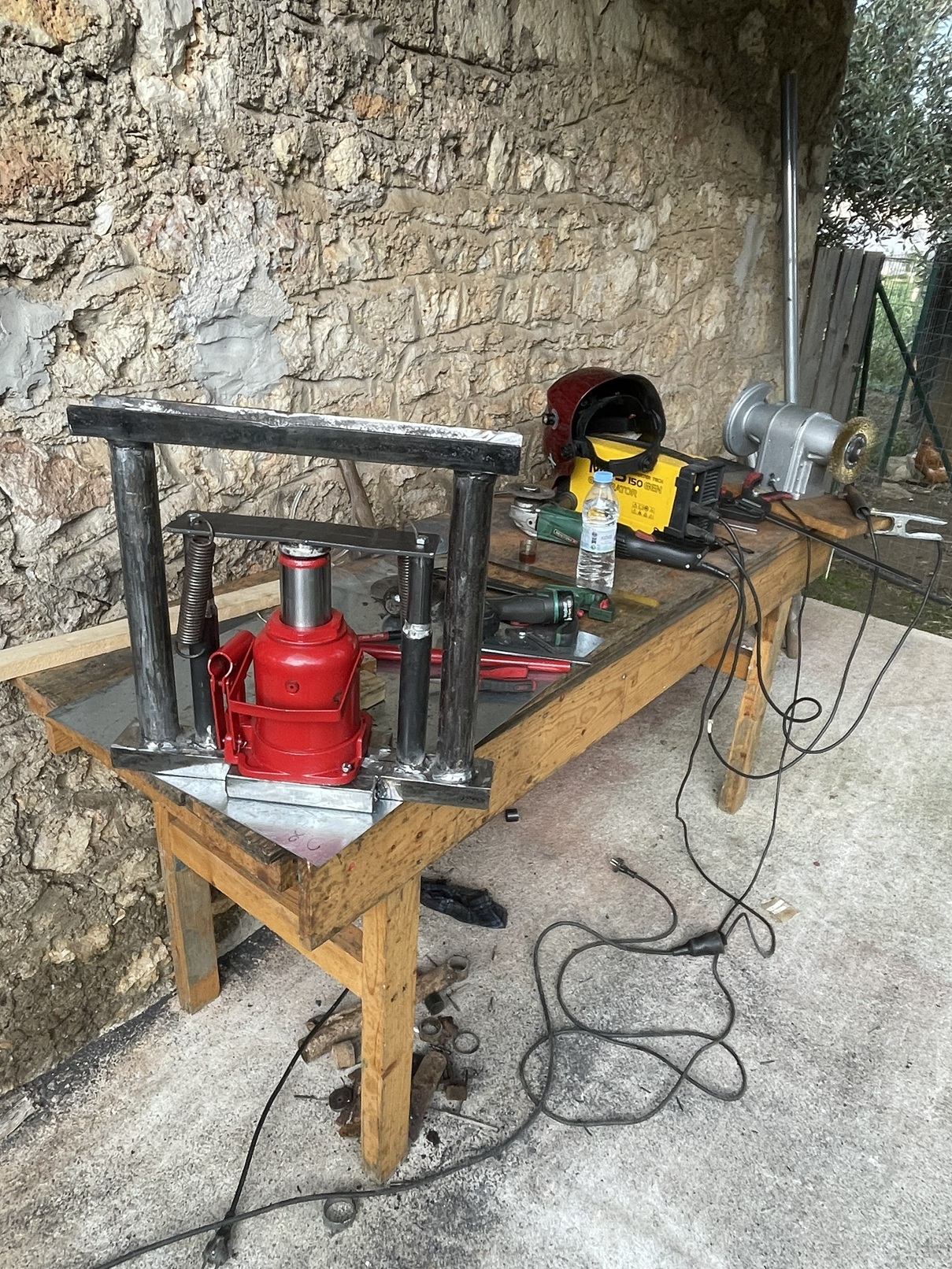 Building the custom hydraulic press in the BAROU workshop